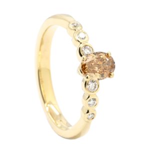 Gold ring with cognac oval diamond